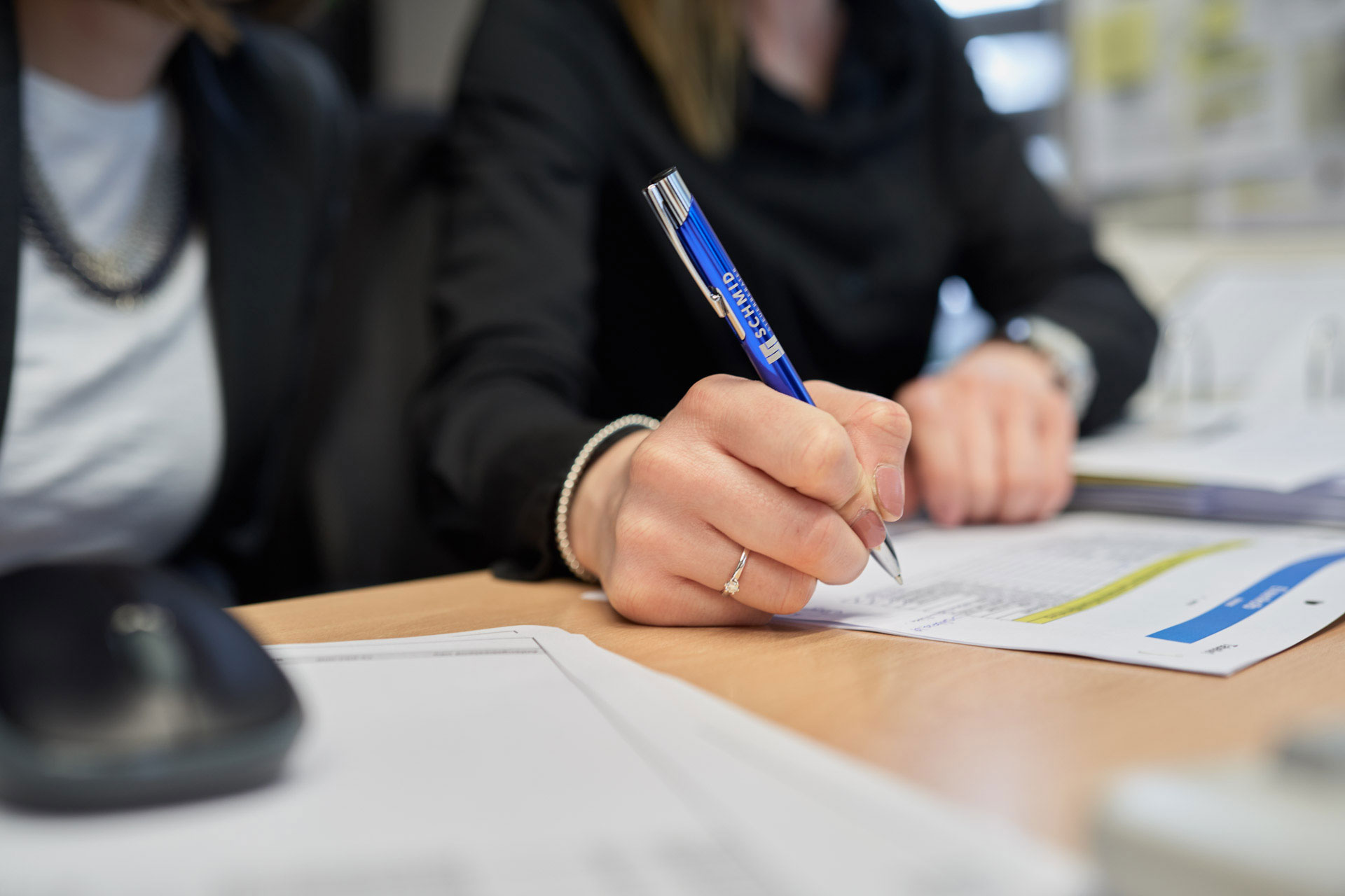 hand mit stift von steuerberater
